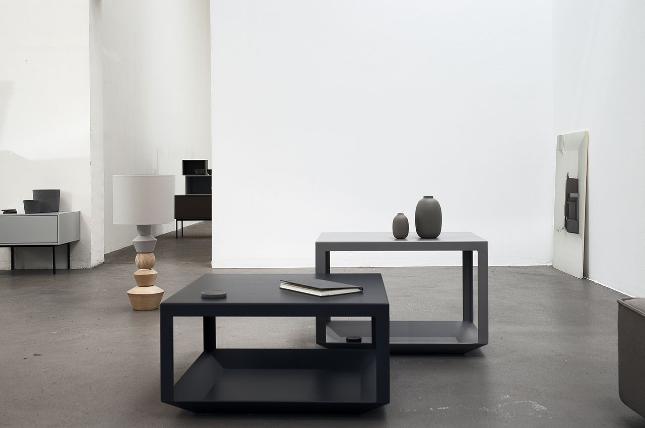 schwarzer Couchtisch in minimalistisch eingerichtetem Studio
