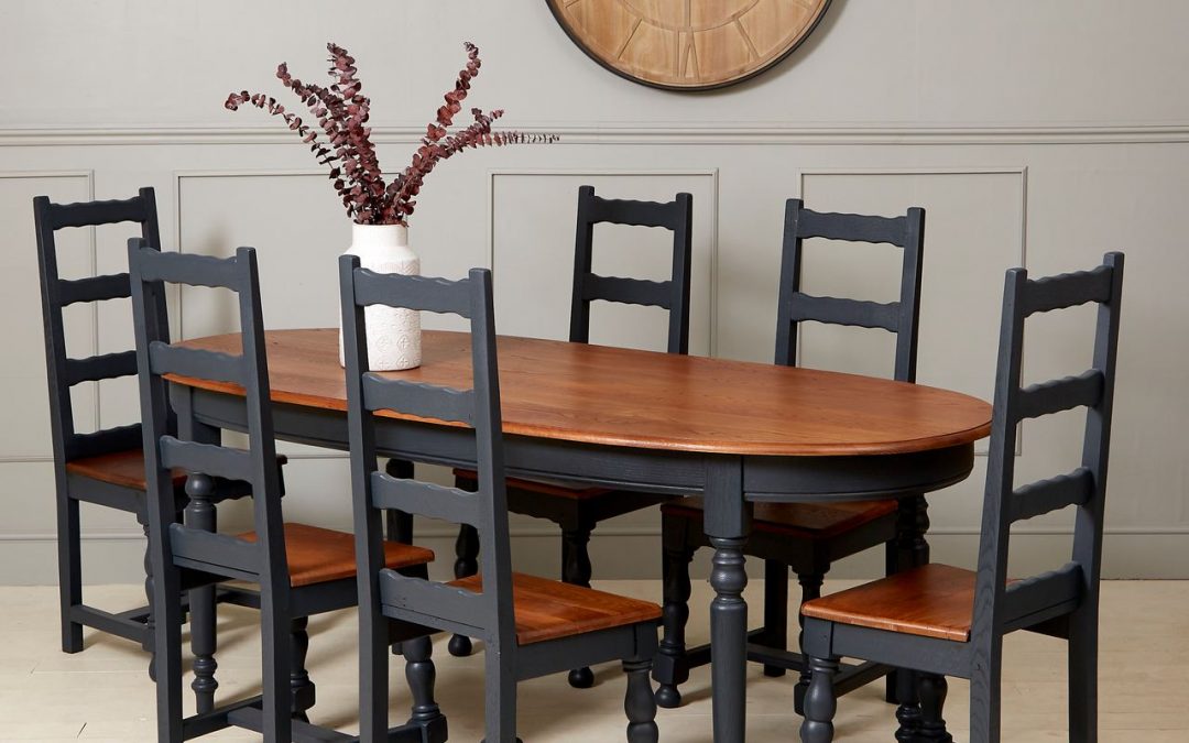 Ovaler Esstisch aus lackiertem Eichenholz mit sechs Stühlen